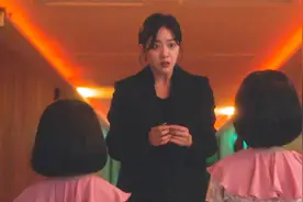 明明半夜三点，却突然出现两个女孩，电影解说视频封面