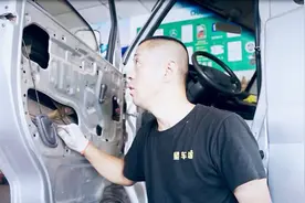 车窗突然不能升降了，这是怎么回事，用两颗螺丝来修复一下视频封面