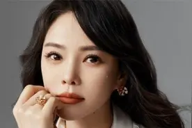 53岁伊能静分享护肤心得，自信展示全素颜，双颊略显松弛状态依旧