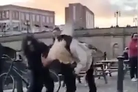打耳光揪头发！英国街头两女子酒后互殴，白发女被黑发女狠摔视频封面