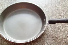 不锈钢一定要先开锅才能使用，教大家正确开锅法，变身不粘锅视频封面