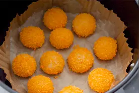 今天才知道，把汤圆放空气炸锅里烤一烤，可以这么好吃，外酥里嫩