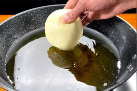 把馒头扔进滚烫油锅里，出锅瞬间变美食，第一次见这做法，太香了视频封面