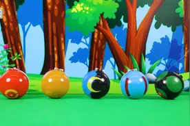 精灵宝贝呆呆兽被蜘蛛网困住了，一起来拆奇趣蛋