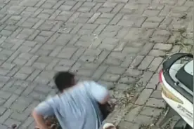 男孩不慎掉入下水道，妈妈毫不犹豫跟着跳下，监控记录惊险一幕视频封面