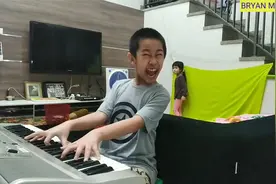搞笑钢琴演奏，戏精附体，这小男孩太搞笑了吧视频封面