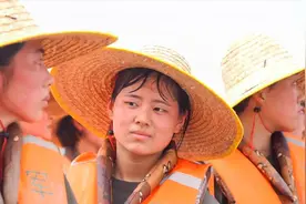 女兵在安徽抗洪一线扛沙袋，汗水打湿秀发，脸被晒得通红！