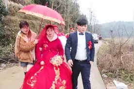 湖南农村一小伙迎亲，新娘走路进家，都怀孕8个月了视频封面