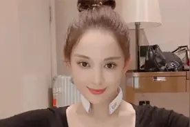 28岁娜扎穿紧身衣秀好身材，手臂细得像竹竿，发际线后移拖后腿视频封面