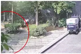 惊险！空调外机突然掉落悬空，小区业主抬头一看吓出一身冷汗视频封面