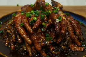鸡爪还是湘菜的做法好吃，软烂脱骨又入味，一口一个真过瘾