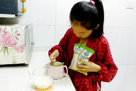 小姐姐教你旺仔牛奶的正确喝法，喝一次一辈子忘不了，弟弟喝美了视频封面