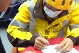 广东深圳一外卖小哥去4S店送餐，“顺便”订了台车，销售都惊了视频封面