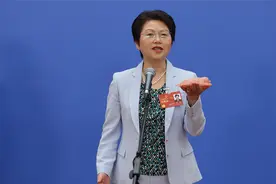 侯蓉代表：成都熊猫基地大熊猫数量近30年增长12倍视频封面