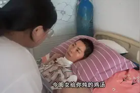 瘫痪妈妈晚上不睡白天不醒，吃饭都要靠撬嘴吃，喂一顿下来急坏了视频封面