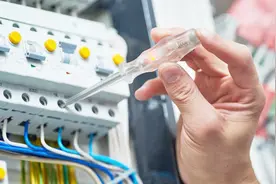 一开灯就跳闸，是短路还是漏电？学徒工一筹莫展，老电工一招解决视频封面