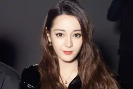 迪丽热巴穿深V礼服走红毯，美艳不可方物，这造型也太好看了吧