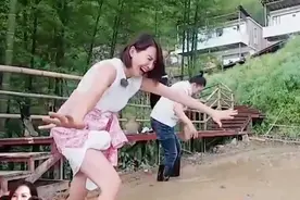 明星插秧片段，蔡少芬光脚下地啊啊大叫，声音仿佛女高音一般！视频封面