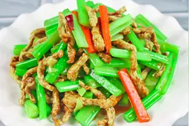 大厨分享芹菜炒肉家常做法，芹菜爽口，肉丝入味，诀窍都在这里视频封面