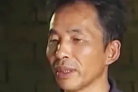 走夜路偶遇发光的泥巴，传说下面有宝藏，男子刚要去挖竟被人抢先