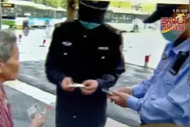 八旬老人乘坐公交“不下车”，长沙公交司机见状开回调度站报警