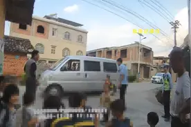 8座面包车“塞”26人！幼儿园司机、园长被立案侦查！视频封面