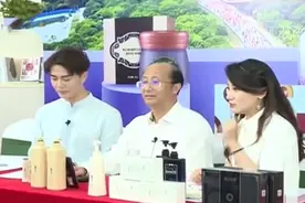 强势来袭！广州白云区副区长C位“出道”，直播卖美妆｜DV现场视频封面