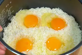 大米中加入4个鸡蛋，出锅就是一道美食，3天吃一大袋米