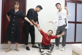 妈妈偏心小儿子，上门找大儿子要拆迁房，大儿子一番话解气视频封面