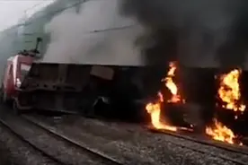 突发：京广铁路湖南郴州境内客运列车脱轨倾覆  有车厢起火燃烧视频封面
