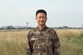 《长津湖》主演团队致敬穿插7连原型——“新兴里战斗模范连”视频封面