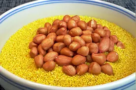 天热多吃小米，加一把花生，教你从没见过的吃法，吃撑都停不下来