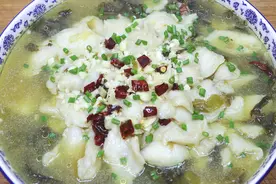 喜欢吃酸菜鱼的要收藏，教你这种做法，鱼肉鲜嫩没鱼刺，酸辣开胃