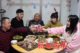 大彭和朋友家人过年，做了10道菜摆满一大桌，年味十足真开心