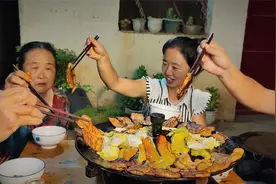 老爸老妈忙着浇地，小峰煎一锅猪后腿肉和辣椒，又香又嫩真好吃视频封面
