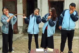 短剧：学渣装病逃课，老师让学霸陪学渣看病，不料两人竟一起逃课视频封面
