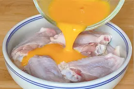 把鸡蛋液淋入鸡翅中，好吃到舔手指，不烤不油炸，低脂无油超好吃