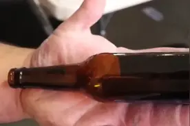 12岁男孩拥有世界上最大的手，足足有30厘米，日常琐事都需要照料视频封面