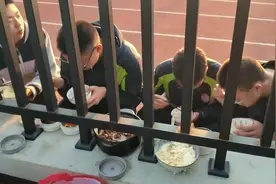 妈妈隔栅栏为高三儿子送饭，带美食“投喂”全宿舍，双向奔赴暖心视频封面
