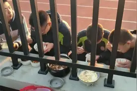 妈妈隔栅栏为高三儿子送饭，带美食“投喂”全宿舍，双向奔赴暖心视频封面