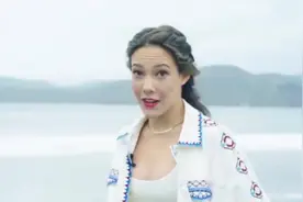 谷爱凌身材到底有多好？身穿露脐上衣出镜，易烊千玺害羞低头不看