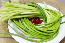 蒜薹怎么炒好吃，大厨教你正确做法，比吃肉都香，下酒又下饭视频封面