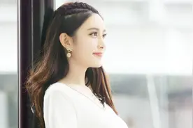 女星孟子义在机场怕走丢，被助理用儿童绳牵着走，网友：你想多了视频封面