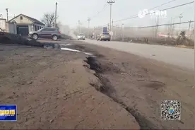 大量煤粉露天堆放，储煤场防尘设备成摆设，周边居民家中布满煤灰视频封面