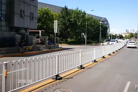 看城市变化，听城市声音——繁华闹市区的宽阔马路视频封面