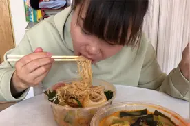 做梦梦到麻辣烫馋哭了，幸福花45买了两碗麻辣烫回来，一次吃过瘾视频封面