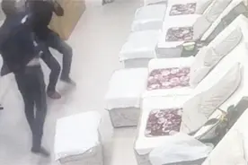 男子做足浴被笑“脚臭得像死老鼠”瞬间暴走对服务员一顿胖揍视频封面