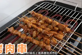 想吃烤肉串了，今天阿源在家做自制烤肉串，香辣可口，真好吃视频封面