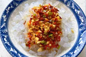 想吃凉粉漏鱼教你在家做，清凉爽滑，劲道好吃，真是太过瘾了