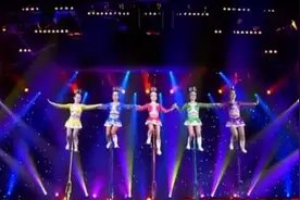 五人小姐姐表演杂技蹬车，配合默契一气呵成，为她们的表演点赞！视频封面